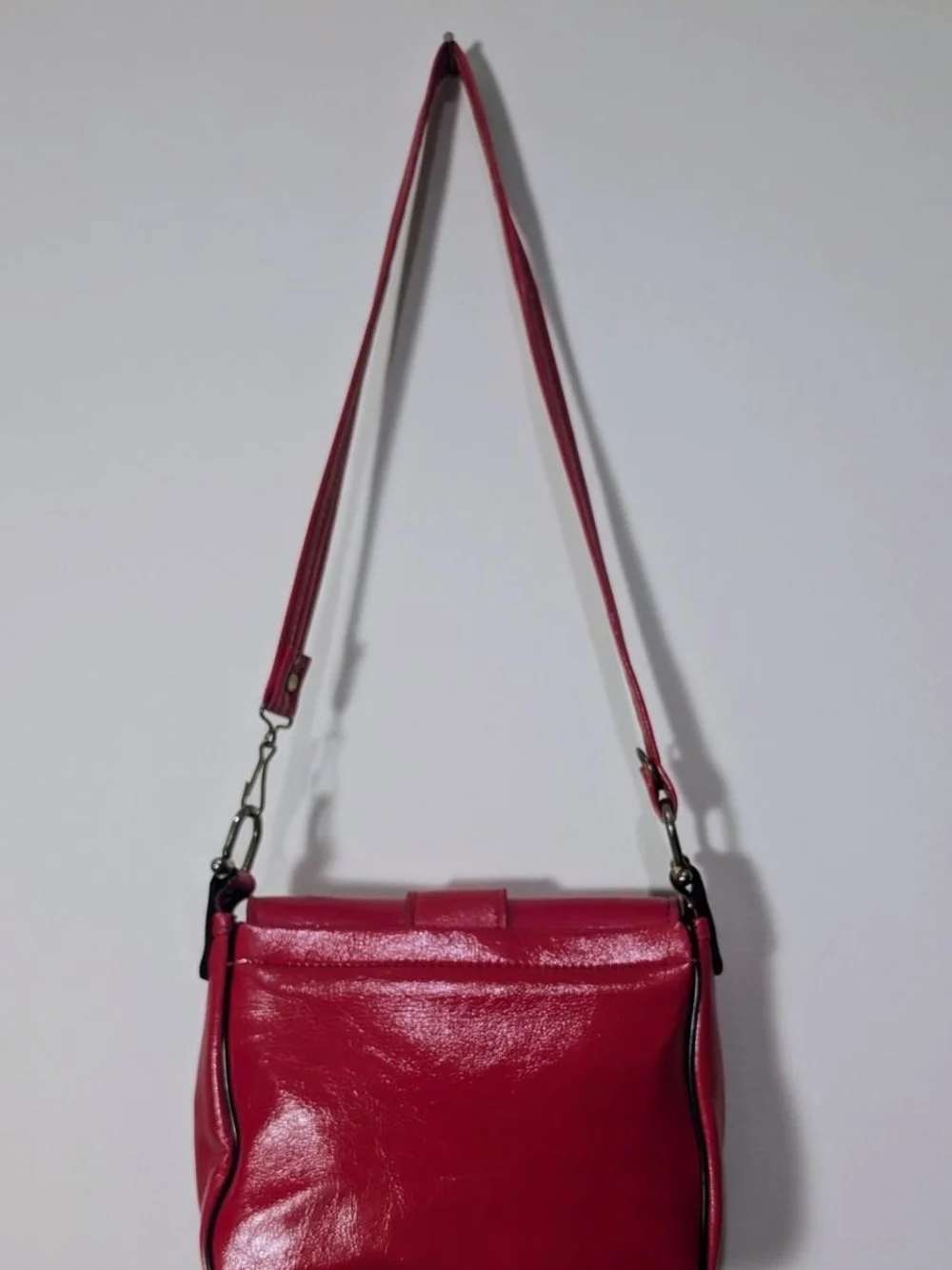 Vintage cherry red leather crossbody purse with brass turn-lock closure ❤️ No br